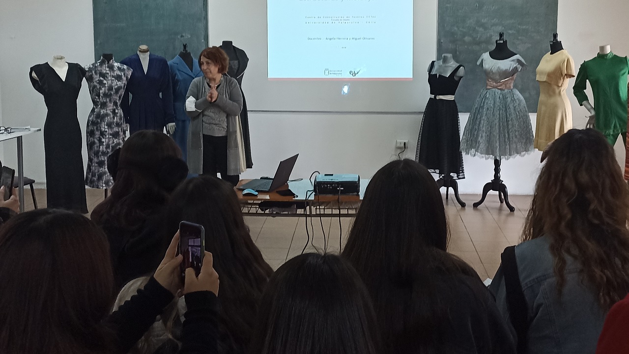 Universidad de Valparaíso - Estudiantes de Técnico en Diseño de Vestuario  visitan Centro de Conservación Textil Patrimonial